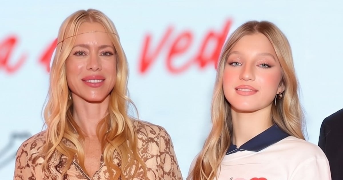 Allegra Cubero pisó la pasarela y Nicole Neumann la miró desde la grada como cualquier madre orgullosa (spoiler: no es cualquier madre)