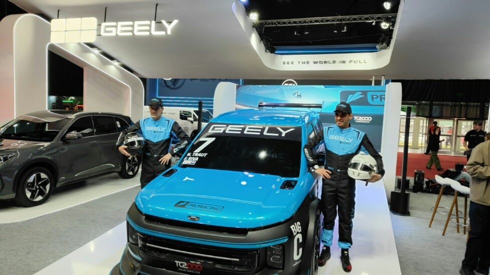 Geely se sube al TC2000 con dos pilotos y una SUV turquesa: la marca china que rompe el molde en la categoría