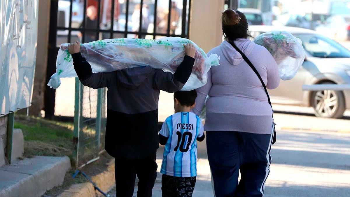 Chivito, trucha y compras en grupo: el Mercado Concentrador neuquino se prende dos sábados seguidos