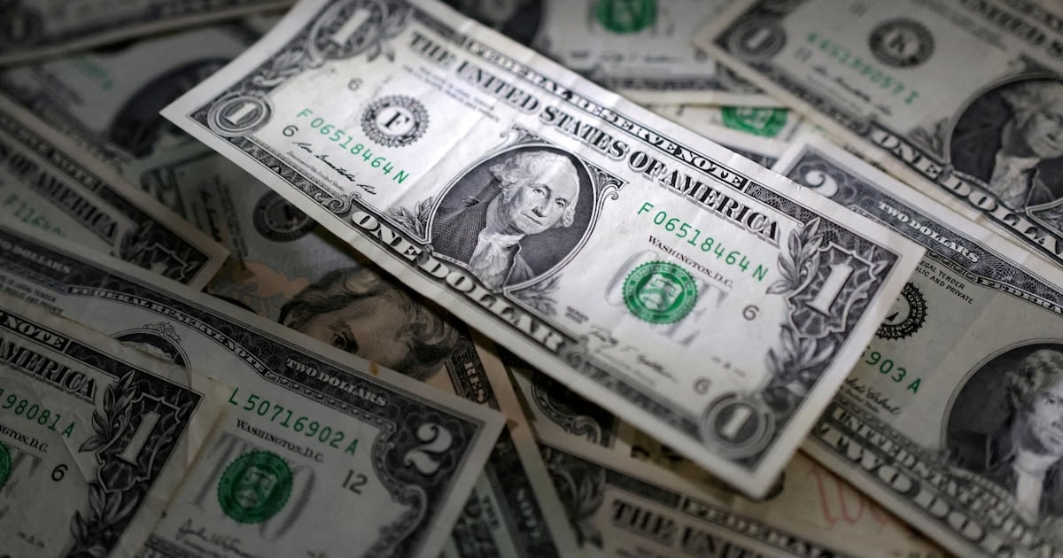 El billete verde cedió cinco pesos en cinco ruedas: el Banco Nación lo ofreció a 1.540 pesos y el mayorista recortó su récord nominal