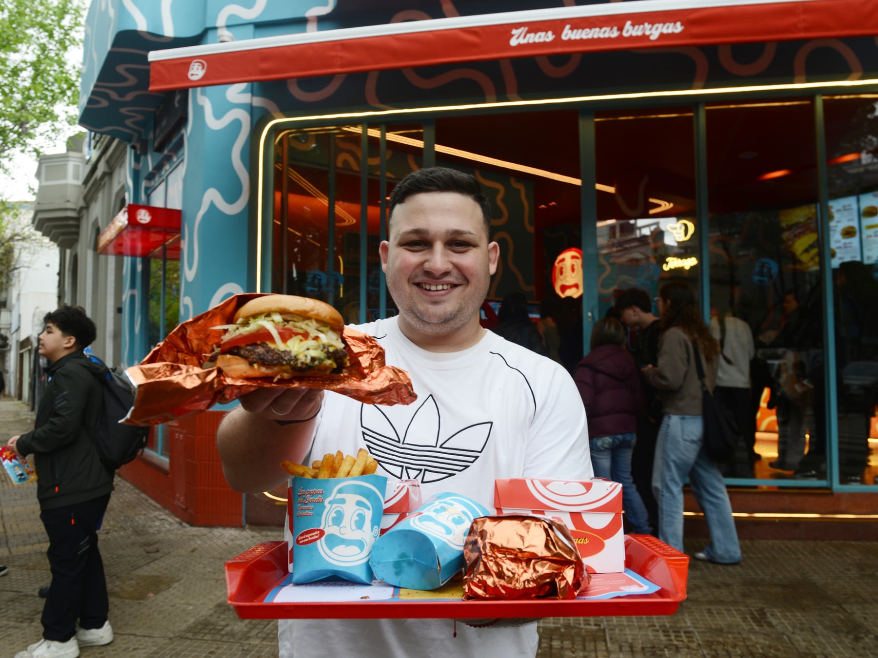 El Gordis dejó las reseñas y abrió su propia hamburguesería en Palermo: cuánto sale comer ahí