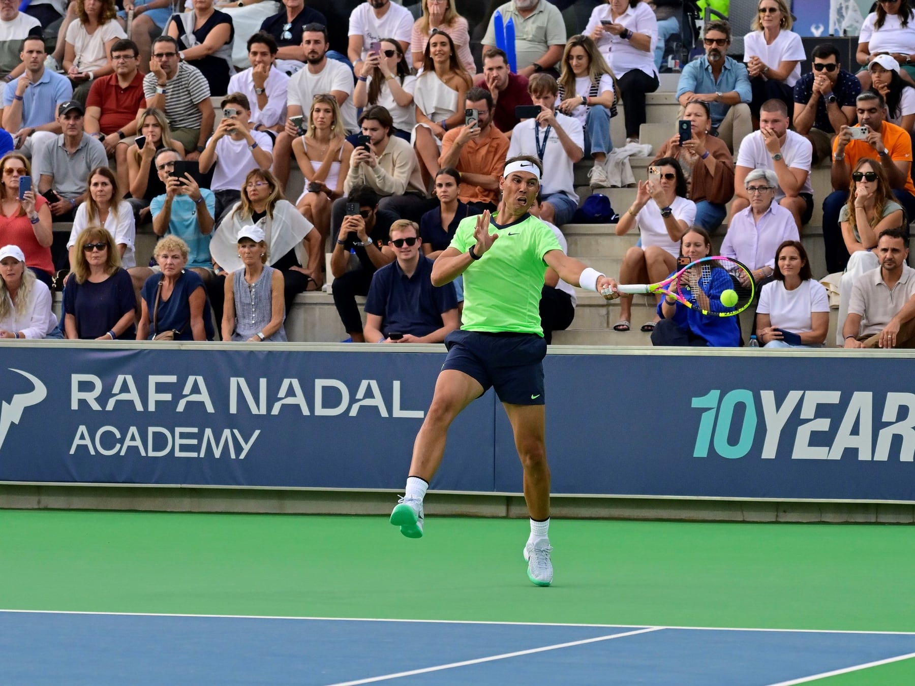 Nadal volvió a empuñar la raqueta y festejó el cumple de su academia a pura sonrisa y tie-break