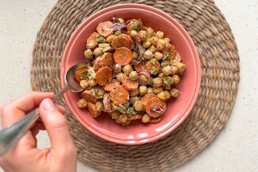 Garbanzos al horno con tahini: la ensalada templada que se arma en menos de una hora