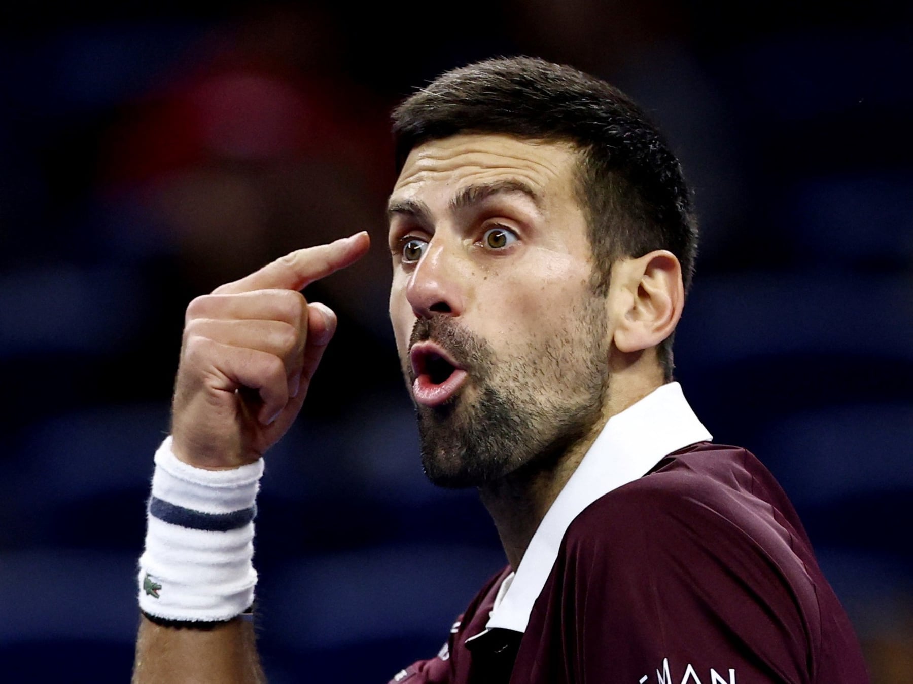 Djokovic se enojó con el referí, dio vuelta el partido contra Zverev y va por Medvedev en semis de Pekín