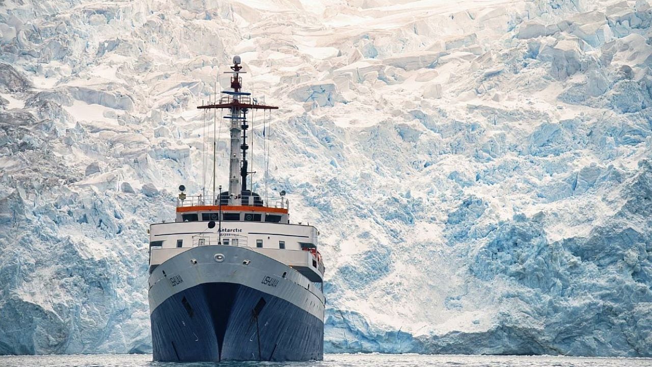 La última frontera: cómo es embarcarse en coche al hielo desde el fin del mundo