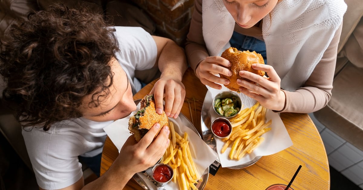 Dos almuerzos iguales en calorías, distinta respuesta del cuerpo: lo que reveló un ensayo con ultraprocesados