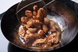 Pollo al limón con dos harinas: la fórmula casera para que el rebozado quede crocante y la carne, jugosa