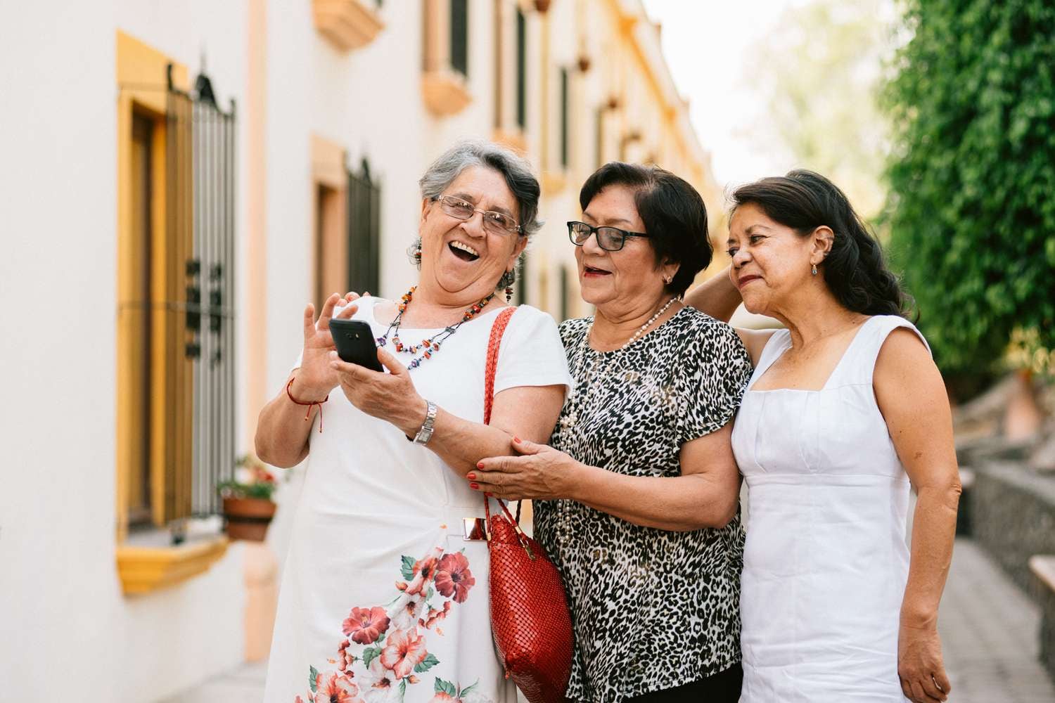 A los 85 y sin freno: la historia de Sandra y Eleanor, dos amigas tejanas que llevan casi 50 países recorridos juntas