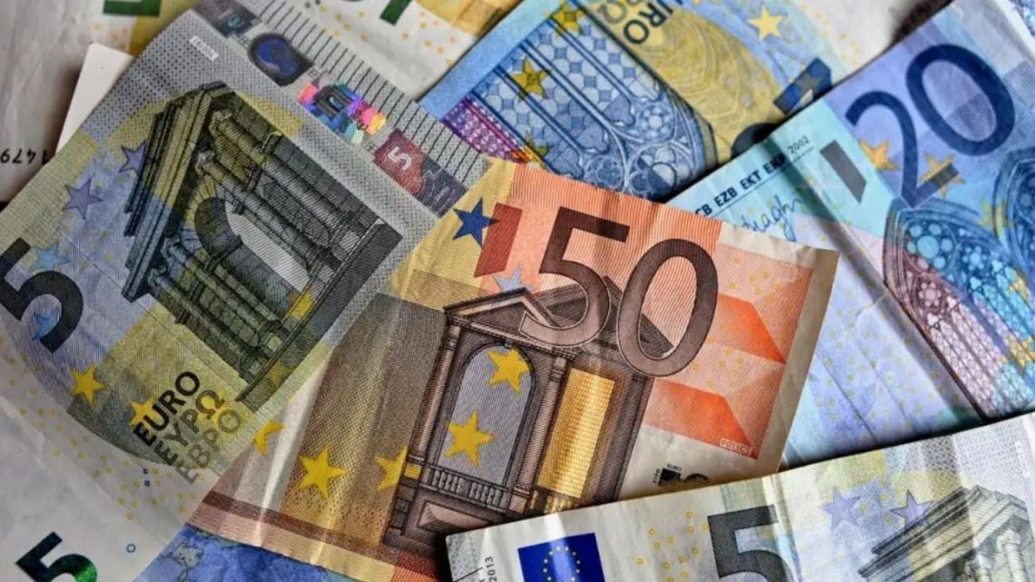 El euro blue cedió seis pesos y quedó a 1.832,75 pesos para la venta en el cierre del viernes