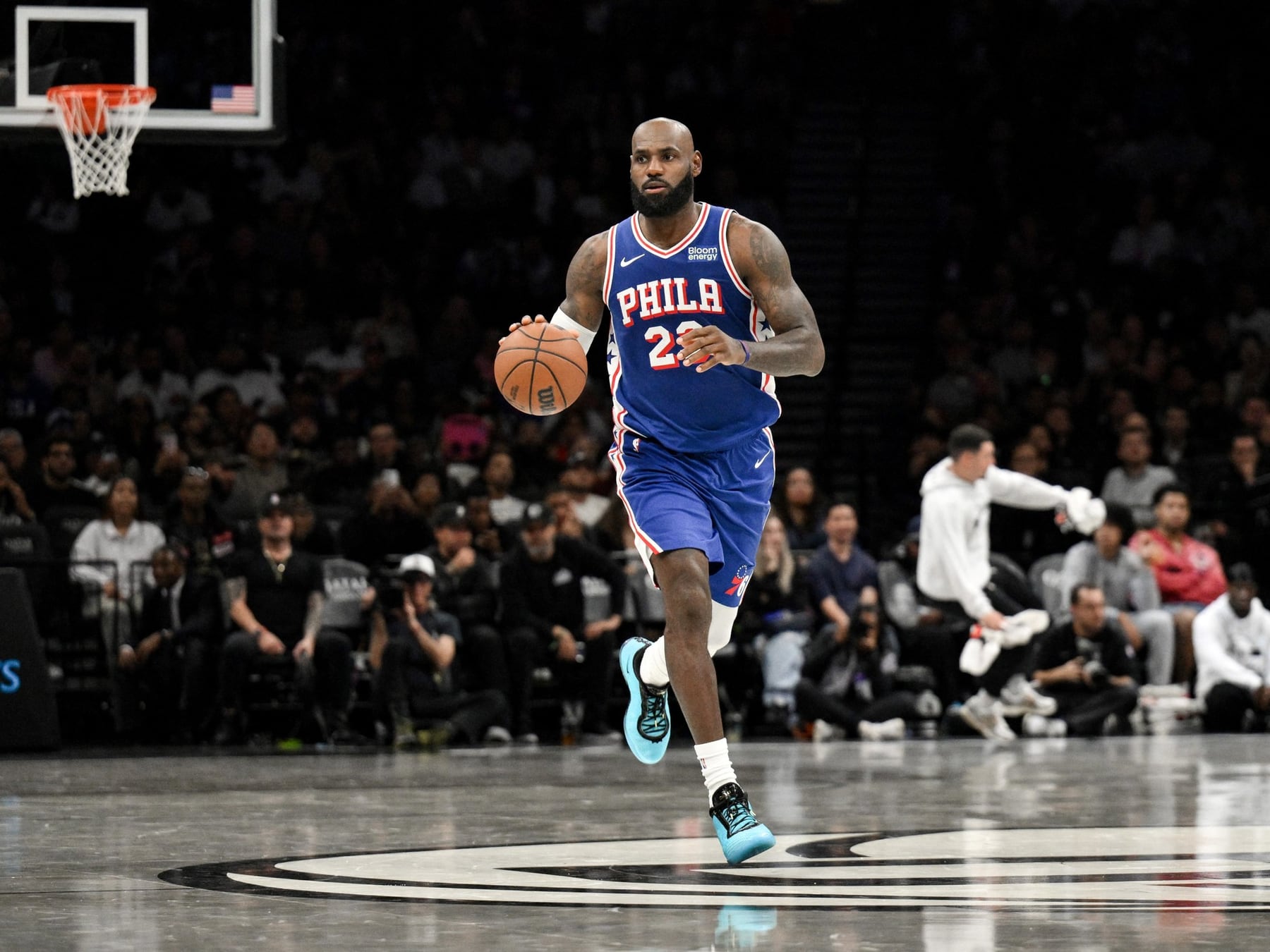 LeBron se puso la de los Sixers y a los 41 minutos ya estaba pidiendo el traslado a cancha de fútbol