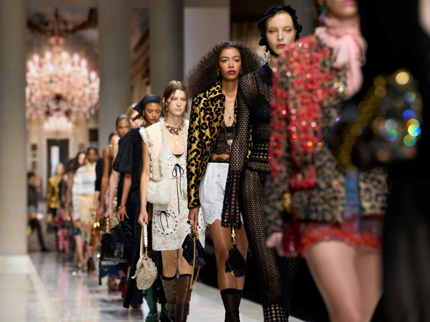 Milán cerró la Semana de la Moda con faldas de gran apertura, lentejuelas y un guiño a los años 2000