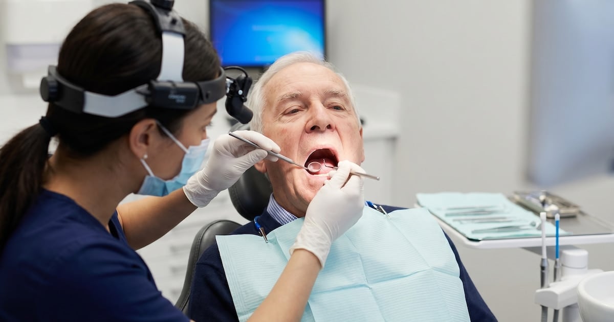 Cuando la boca habla del resto del cuerpo: lo que un adulto mayor puede hacer hoy para cuidar dientes, encías y memoria