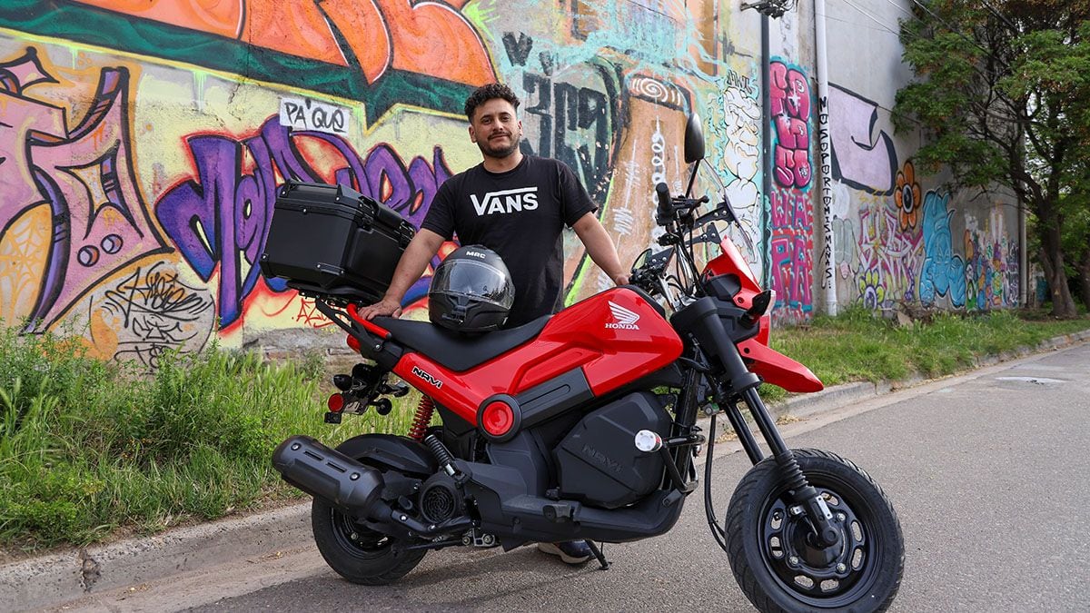 Un mecánico neuquino liquida su taller, deja ahorros para su hijo y se lanza a Alaska sobre una moto de 110 cilindradas