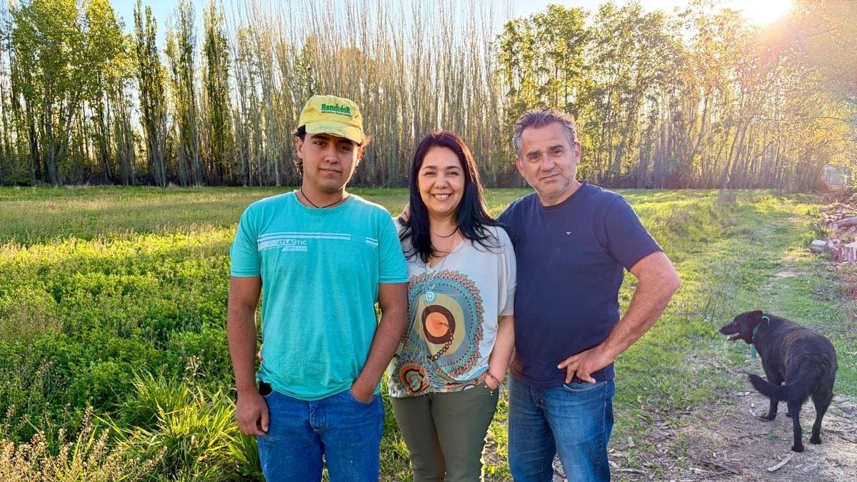 Una pareja de Centenario revive la chacra familiar con sueldos de empleados y el esfuerzo de sus tres hijos