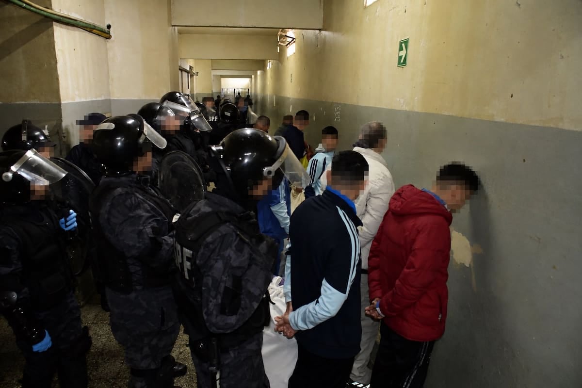 Comenzo el operativo para vaciar Devoto: ya salieron 326 detenidos hacia el nuevo penal de Marcos Paz