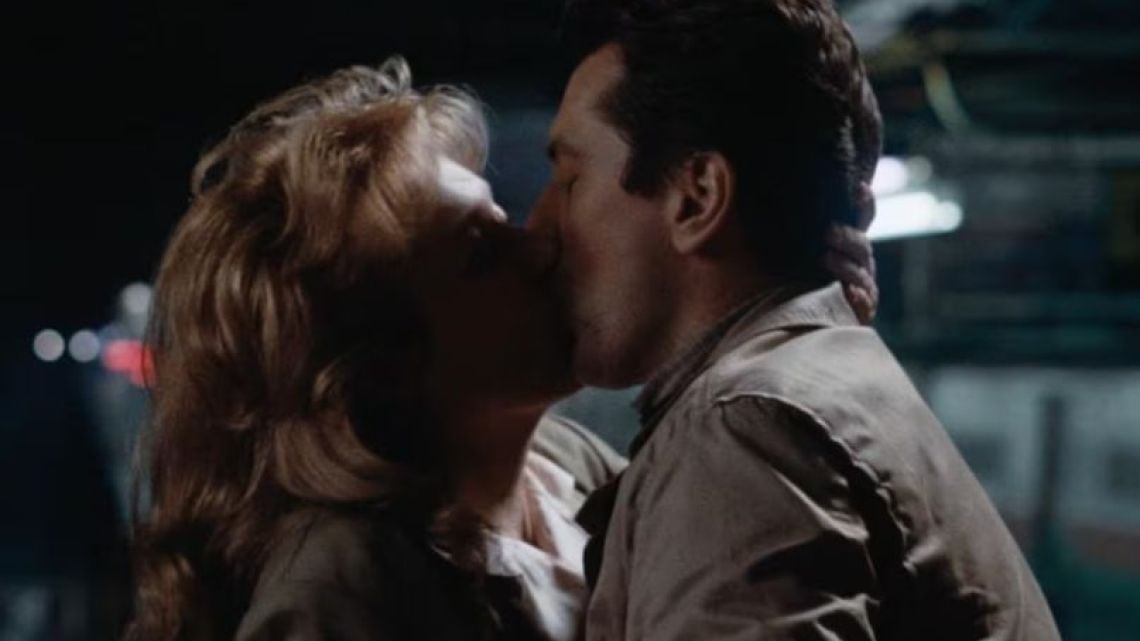 Enamorarse a los 40: cuando De Niro y Streep se animaron al romance de oficina y de subte