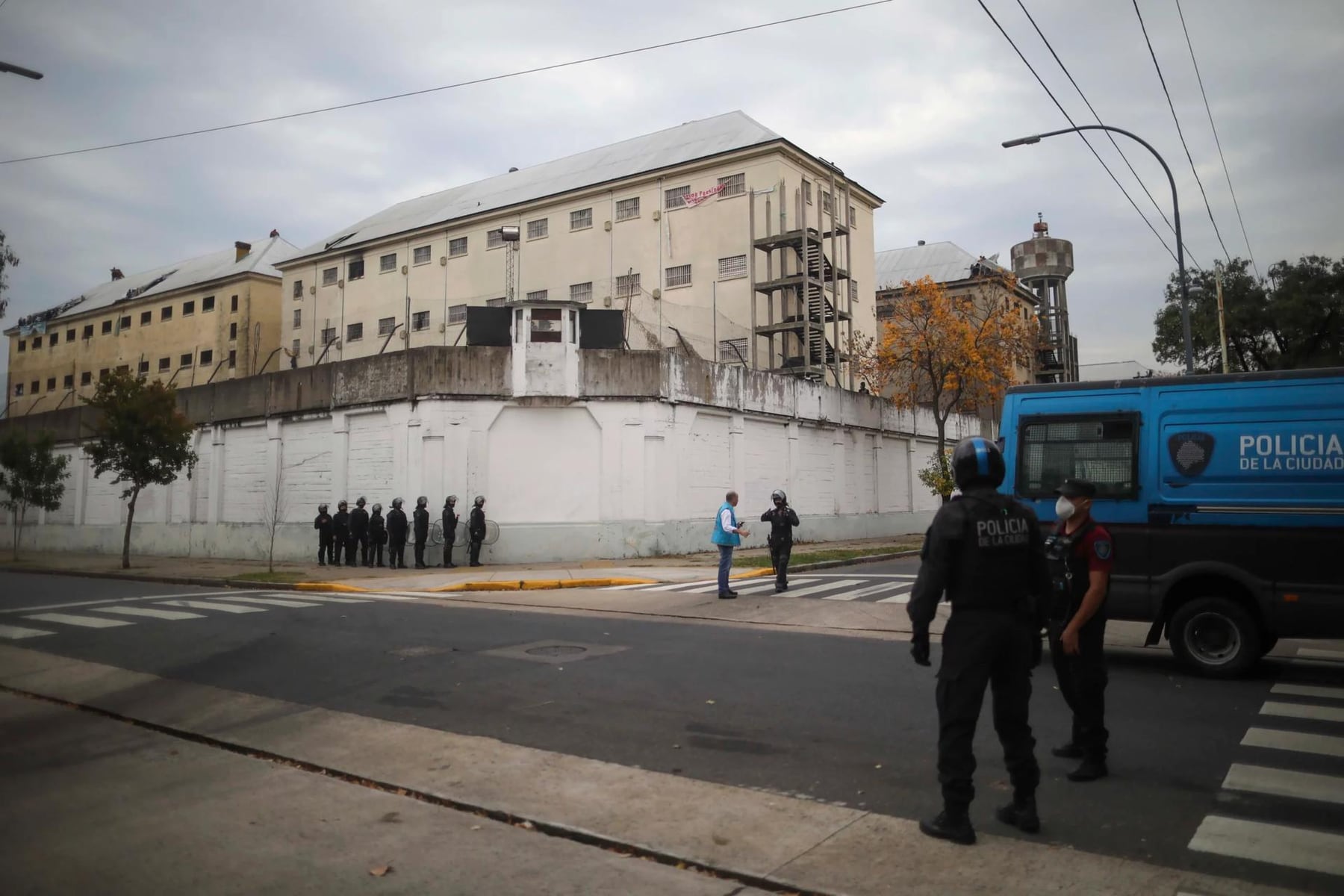 Devoto se vacía a empujones y los internos terminan en Marcos Paz con lo puesto