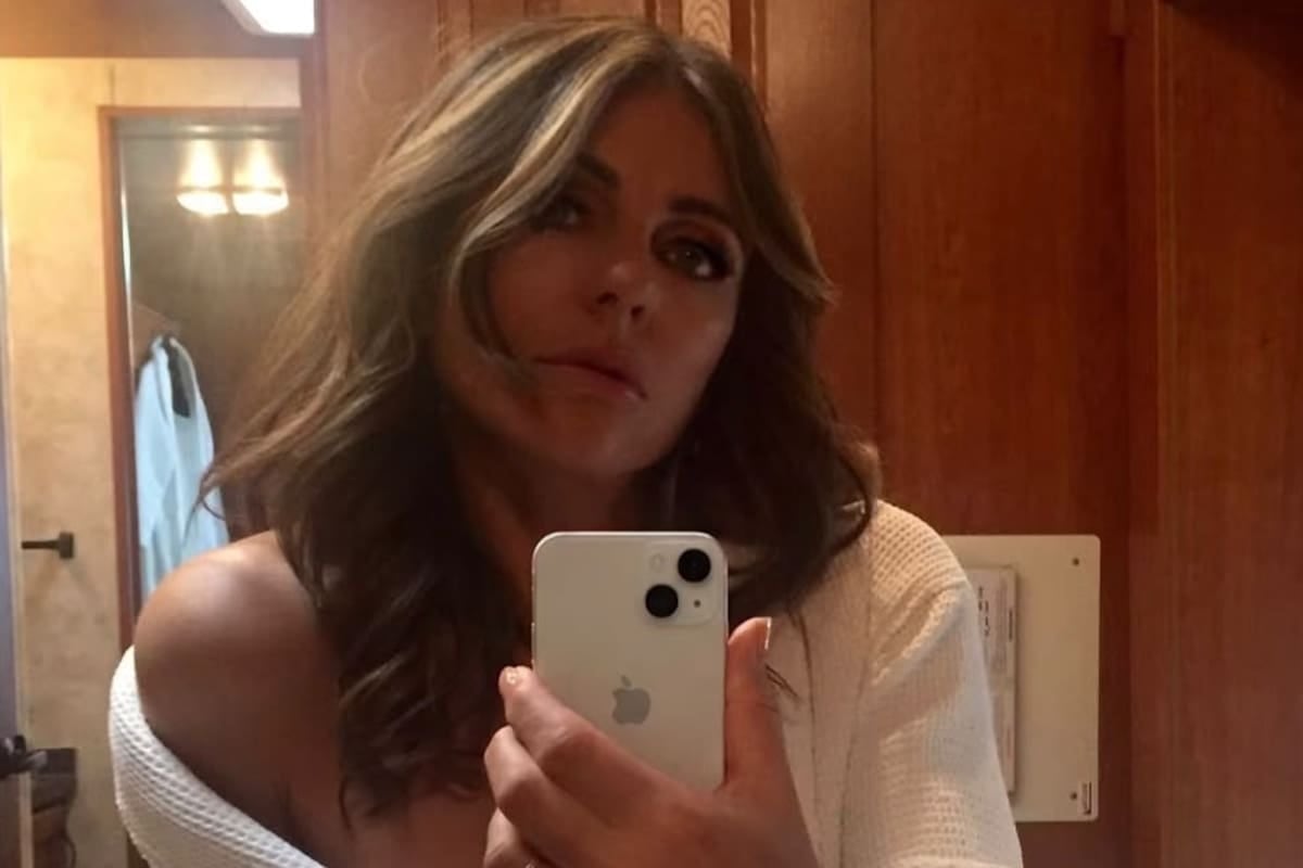 Elizabeth Hurley volvió al set y se sentó en la sospechosa Sillet del anillo