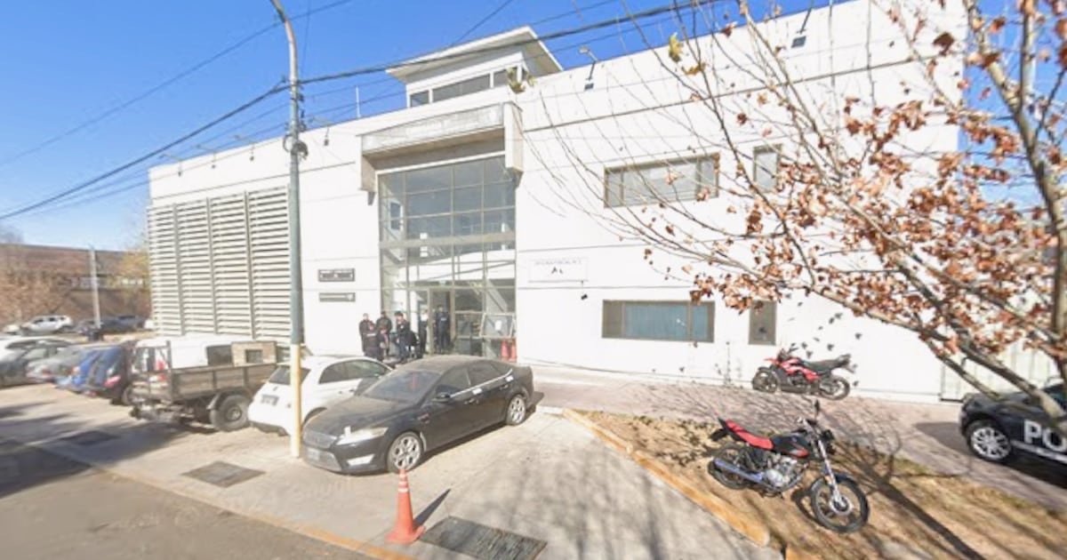 Un oficial de la Policía de Mendoza fue imputado por abusar sexualmente de una detenida dentro de una comisaría de Godoy Cruz