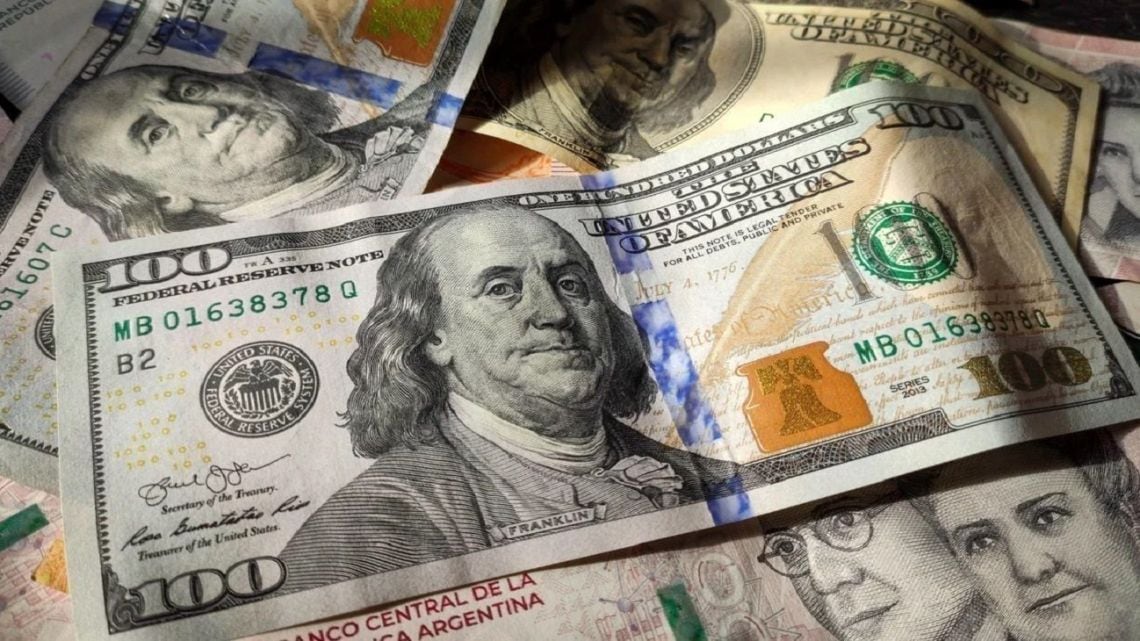El dólar blue retrocedió cinco pesos y quedó a 1.545, con la brecha en mínimos respecto del oficial