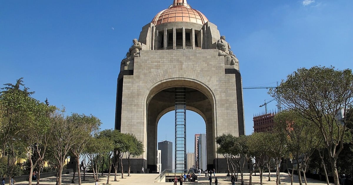 La mole de acero que la Revolución dejó inconclusa y hoy se corona como el arco triunfal más alto del mundo