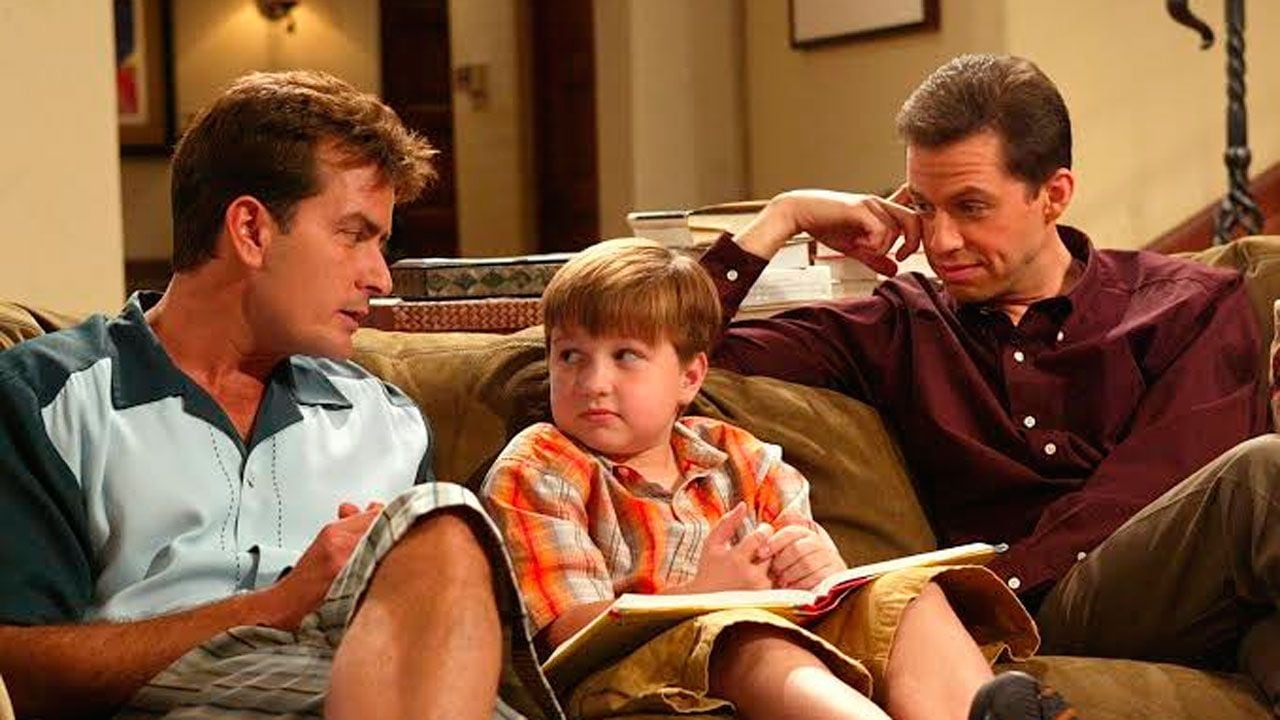 Hugh Grant se borró a último momento y dejó plantados a los productores de Dos hombres y medio: la historia que cuenta Chuck Lorre en sus memorias