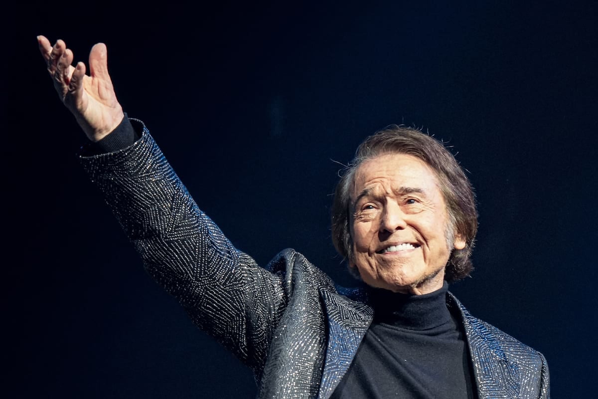A los 83, Raphael vuelve al Gran Rex con todo y trae su propia serie debajo del brazo
