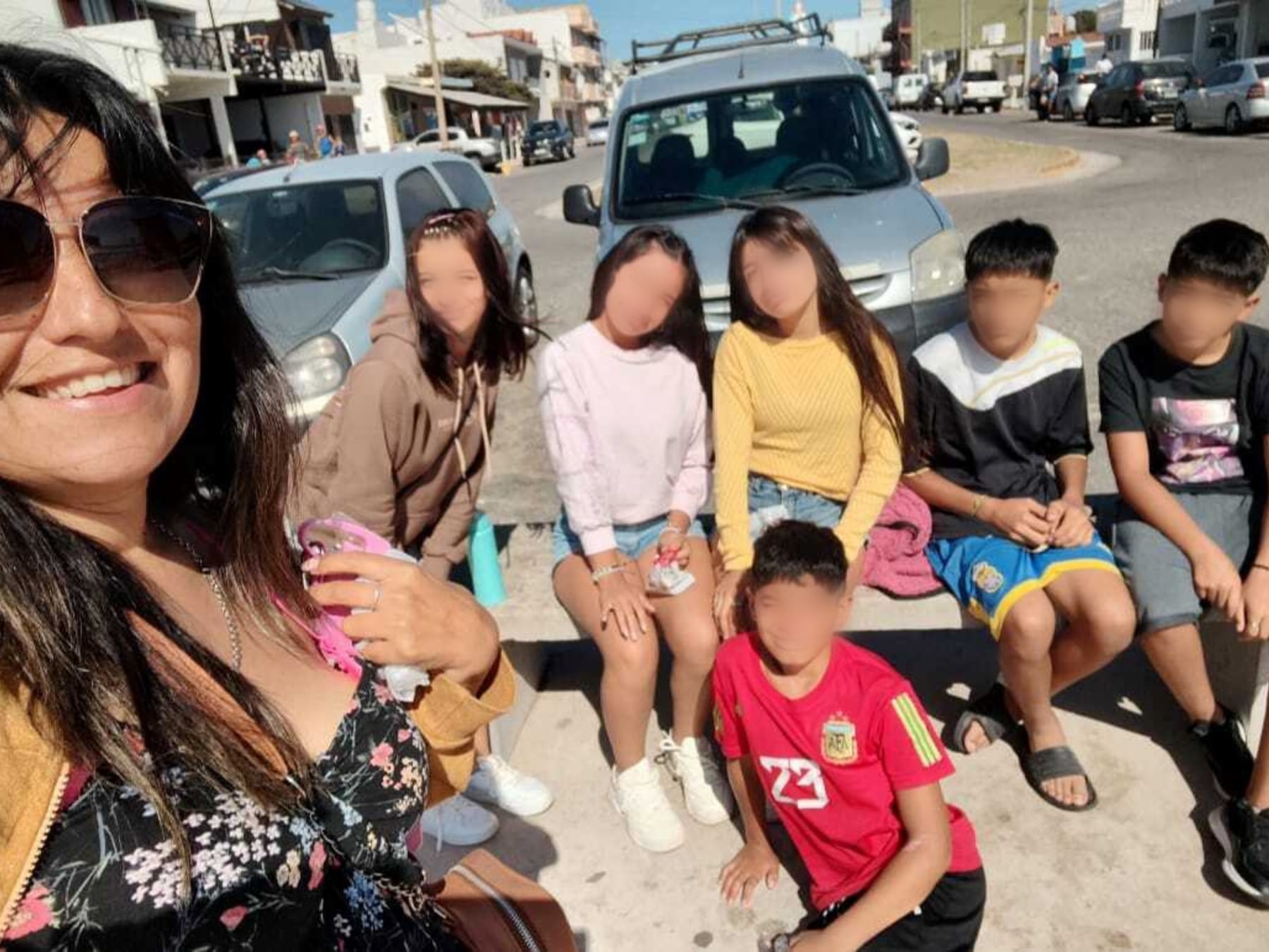 Una maestra de 38 años adoptó a seis hermanos tras años de vínculo y luego fue madre: hoy la familia reúne a nueve