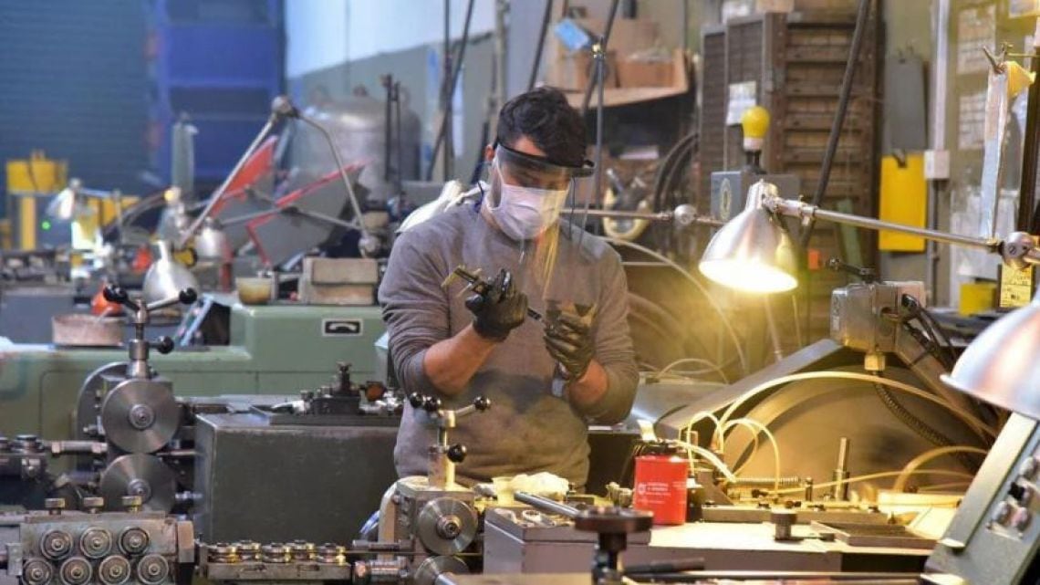 La industria trabaja con cuatro de cada diez puntos de su potencial ocioso y la informalidad gana terreno en el empleo