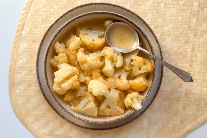Sopa de coliflor sin triturar: una variante con cuerpo que se come con cuchara
