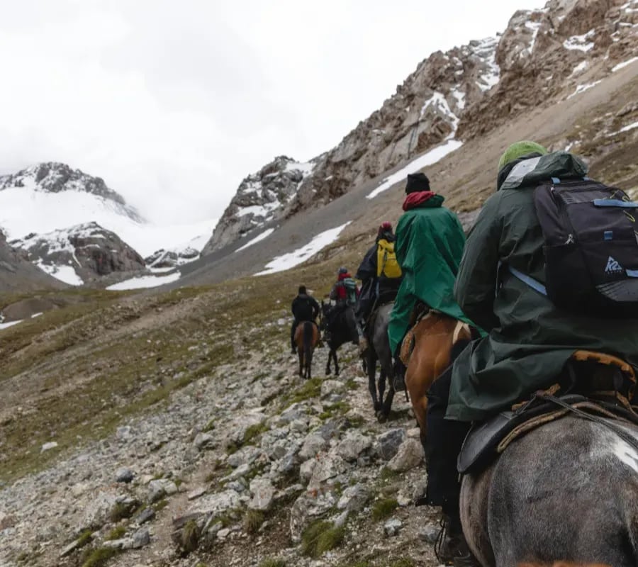 En la entrada de Caviahue, una familia neuquina rescata una tradición de generaciones y la abre al turismo con una premisa: conocer al caballo antes de montarlo