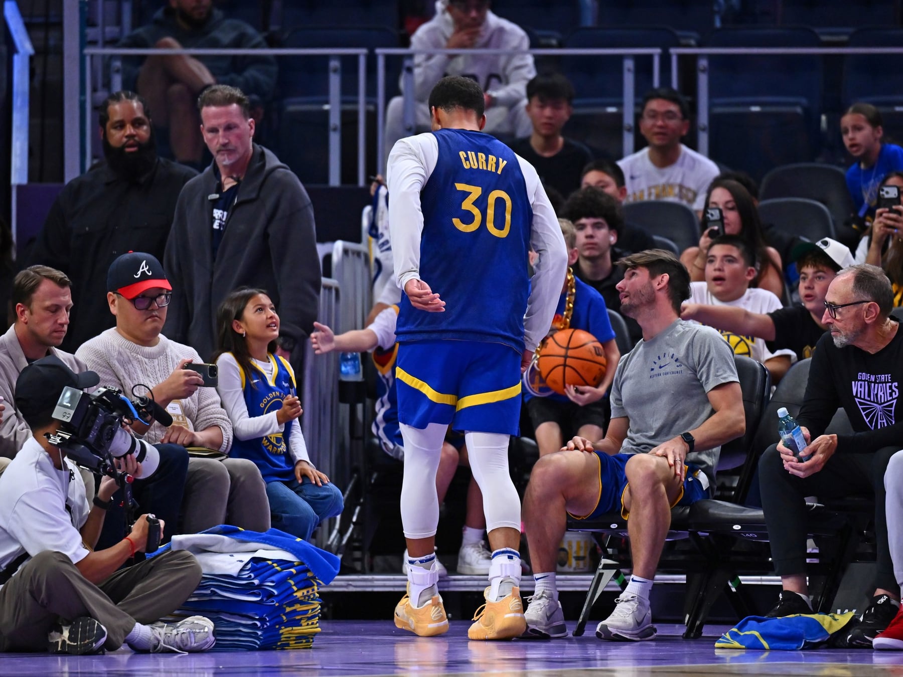 Curry cerró la firma, se torció el tobillo y ahora los Warriors rezan para que no sea nada