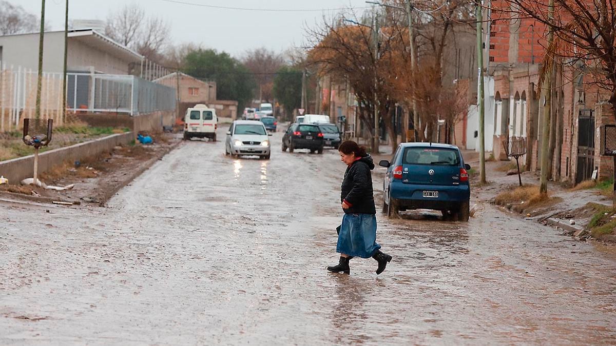 Neuquén entra en zona de alerta: por qué los suelos ya no absorben más agua y qué les queda hacer a las familias antes de la próxima tormenta