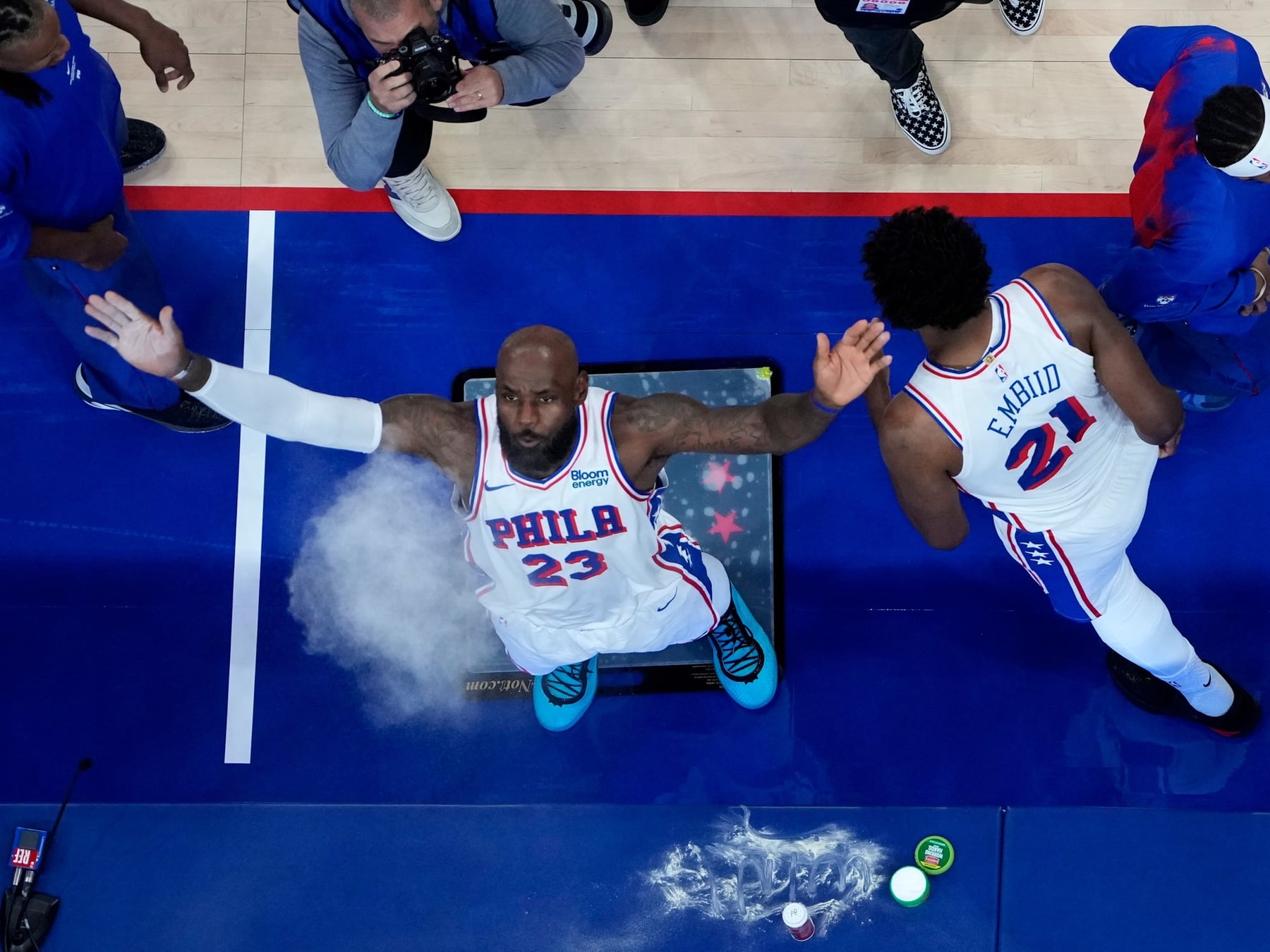 LeBron debuta en los Sixers contra los Knicks campeones: la NBA prende el fuego esta noche