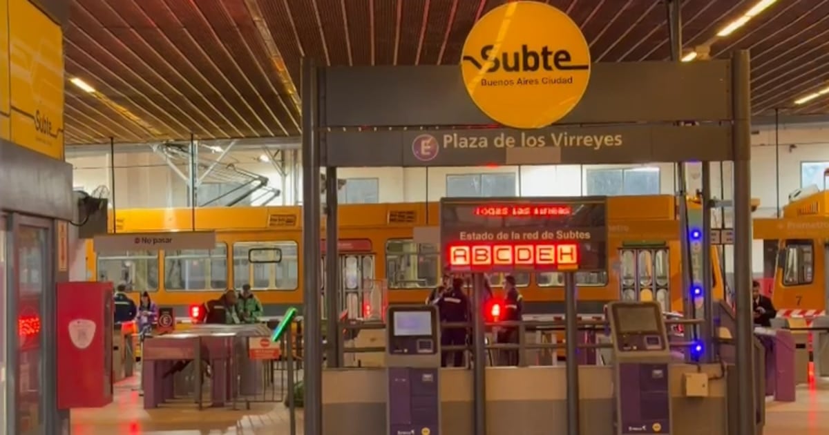 Dos delegados detenidos y una red de subtes en pausa