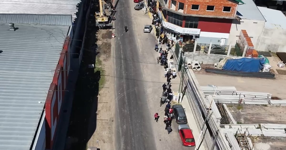 Una convocatoria laboral en Ezeiza alcanzó una fila de más de diez cuadras