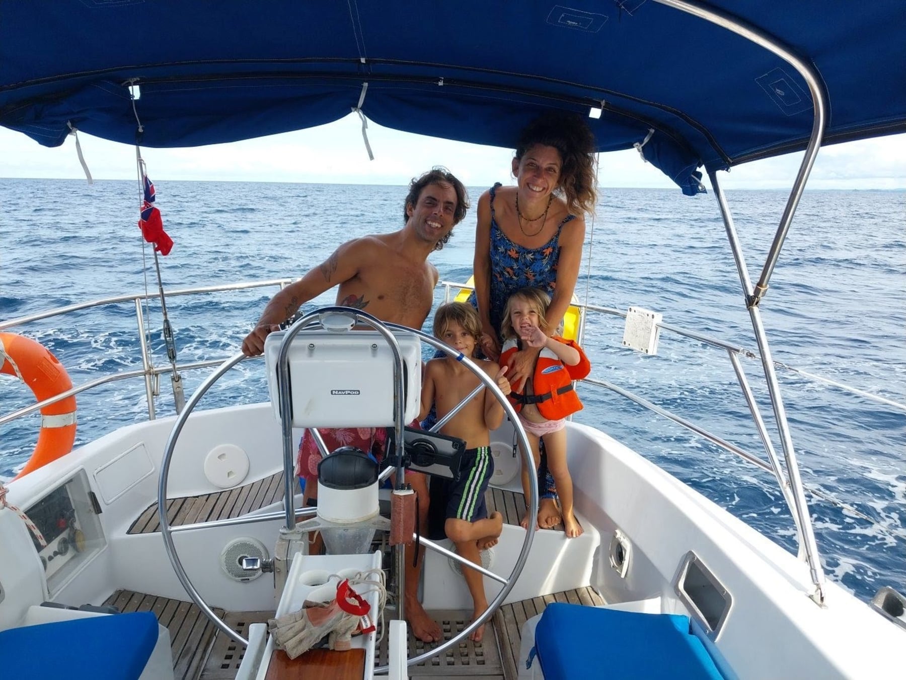 Constanza y Juanma cruzaron el Pacífico a vela y ahora viven en un paraíso con 250 mil habitantes
