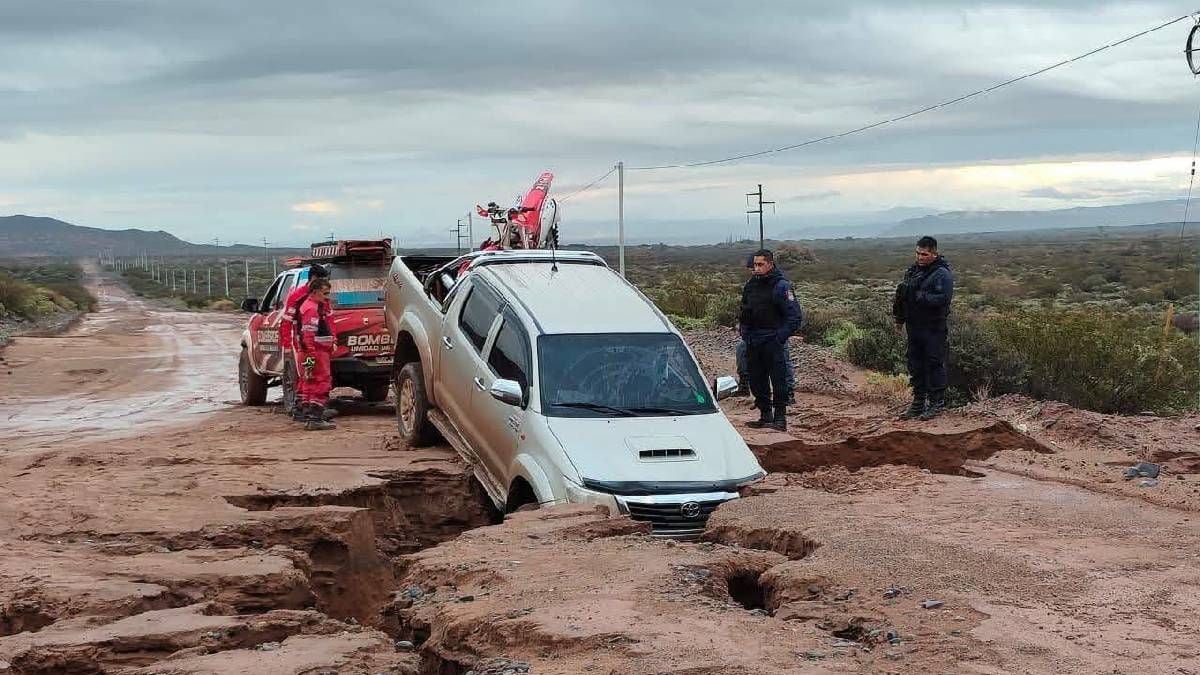 Lluvias dejan un socavón y una colisión de tres vehículos en rutas de Neuquén