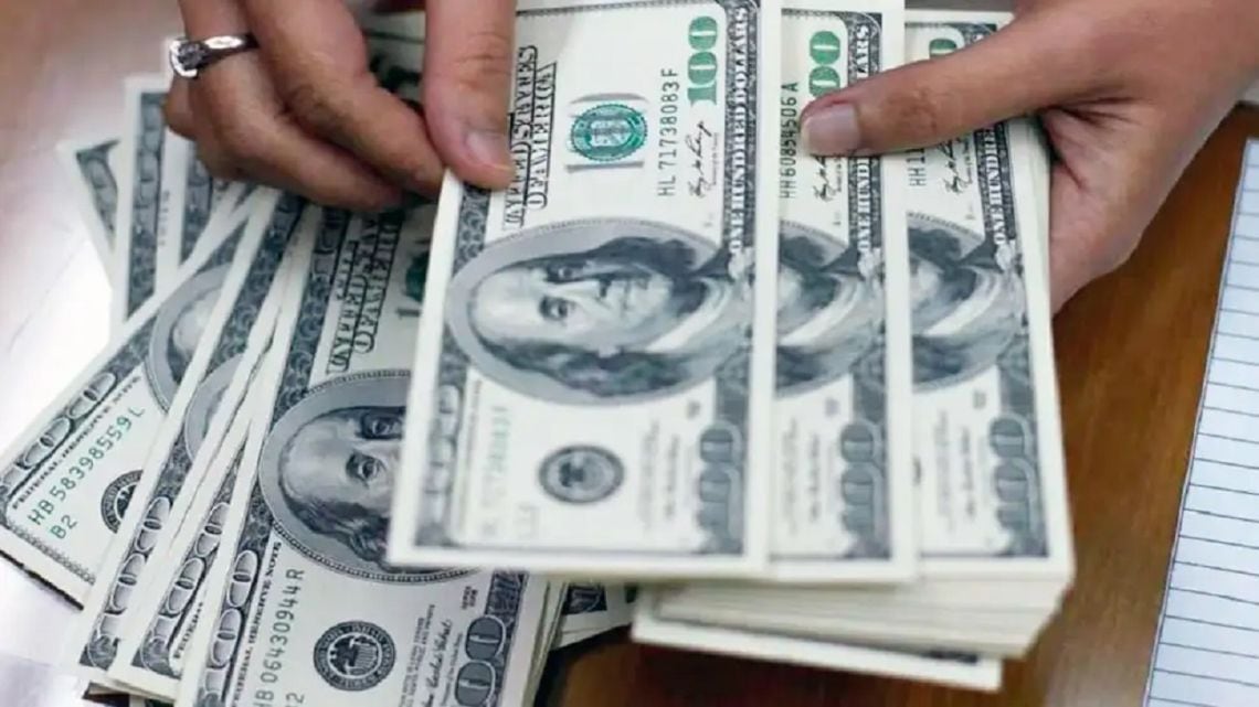 El dólar minorista alcanzó un máximo nominal y redujo la brecha con el blue