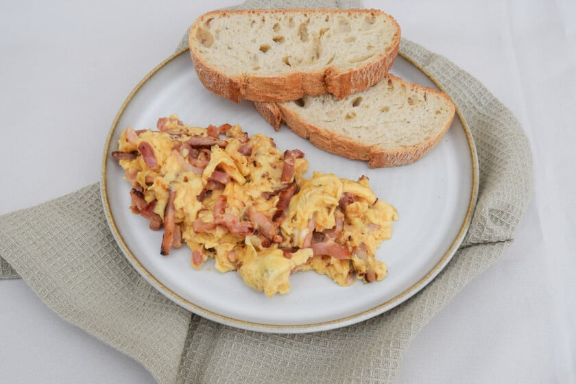 El secreto de los huevos revueltos con bacon está en el fuego bajo, no en los ingredientes