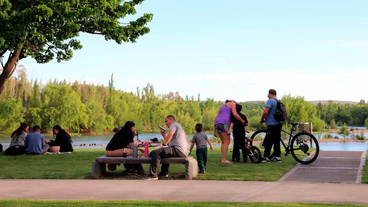 El sol convocó a los vecinos a la costa del Limay y se espera una semana cálida en Neuquén